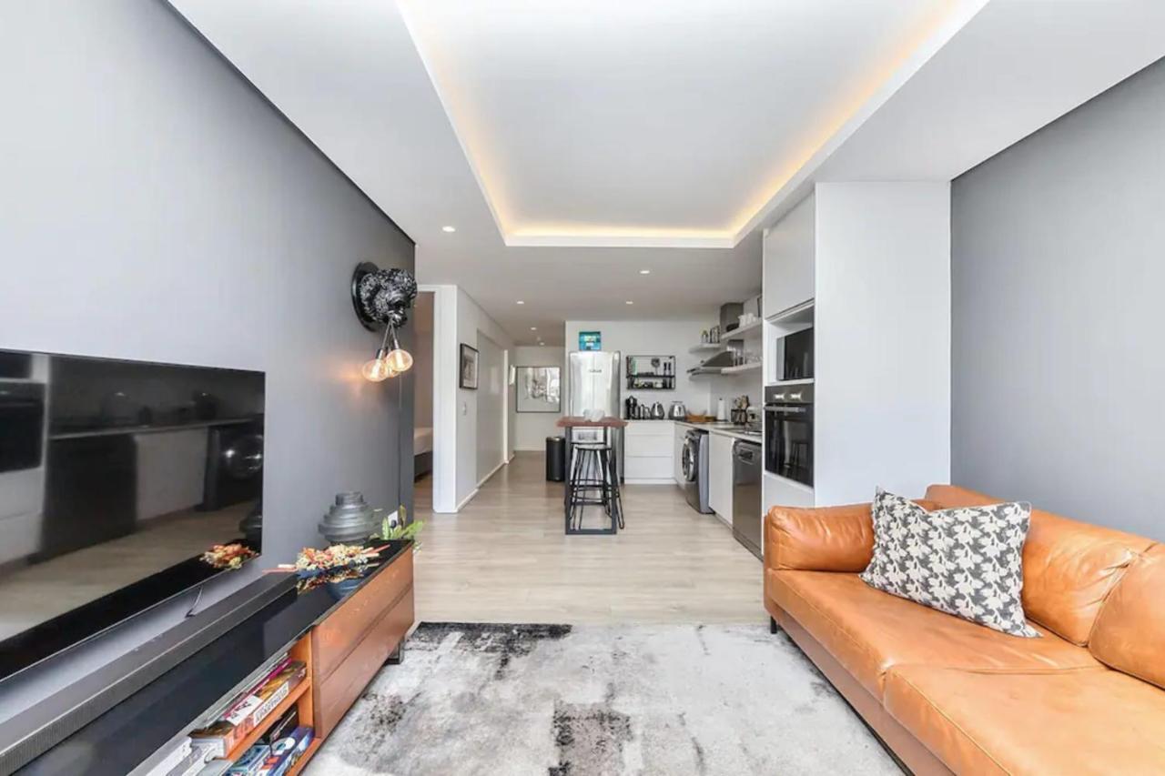 Luxurious 2 Bd In Woodstock Apartment