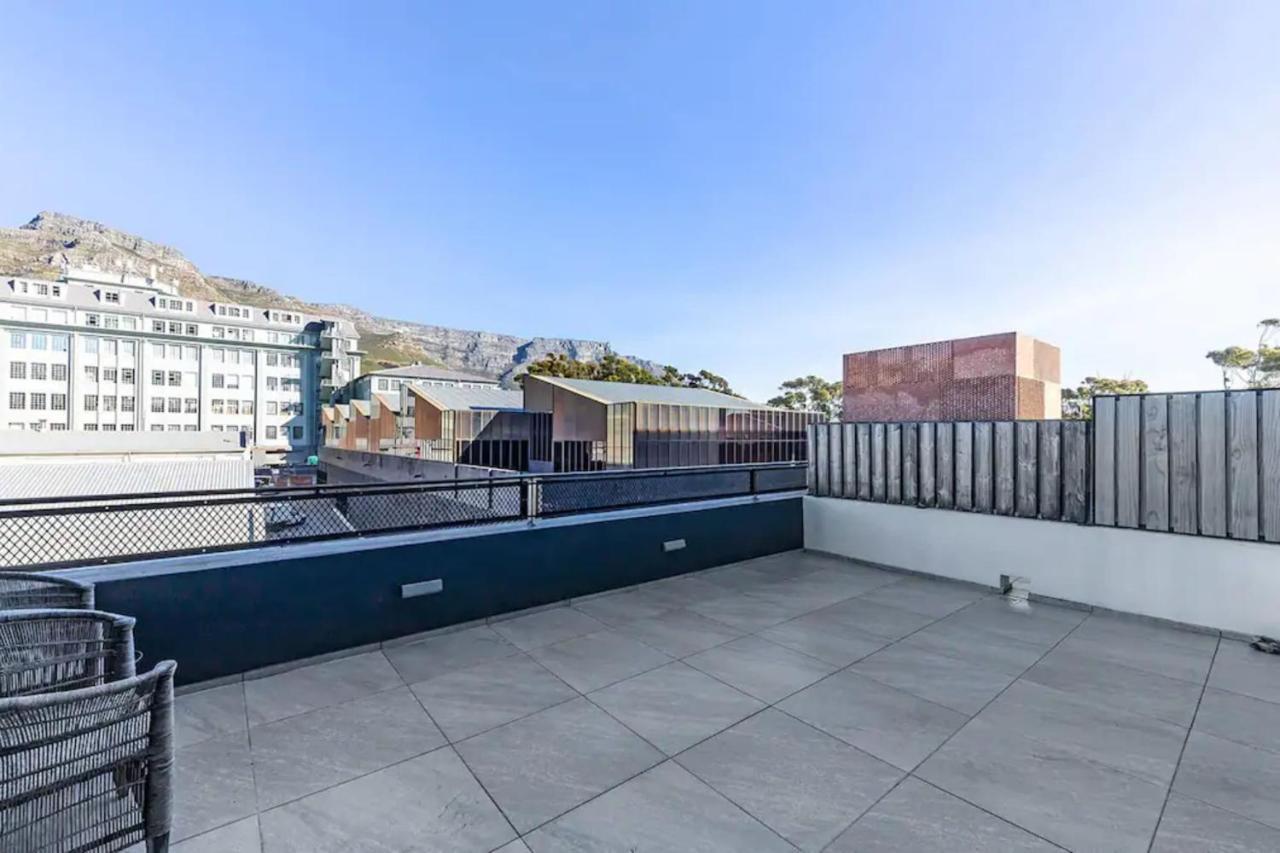 Luxurious 2 Bd In Woodstock Apartment